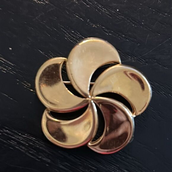 VIntage Mid-Centruy Crown Trifari Leaf Flower Brooch - Picture 3 of 3